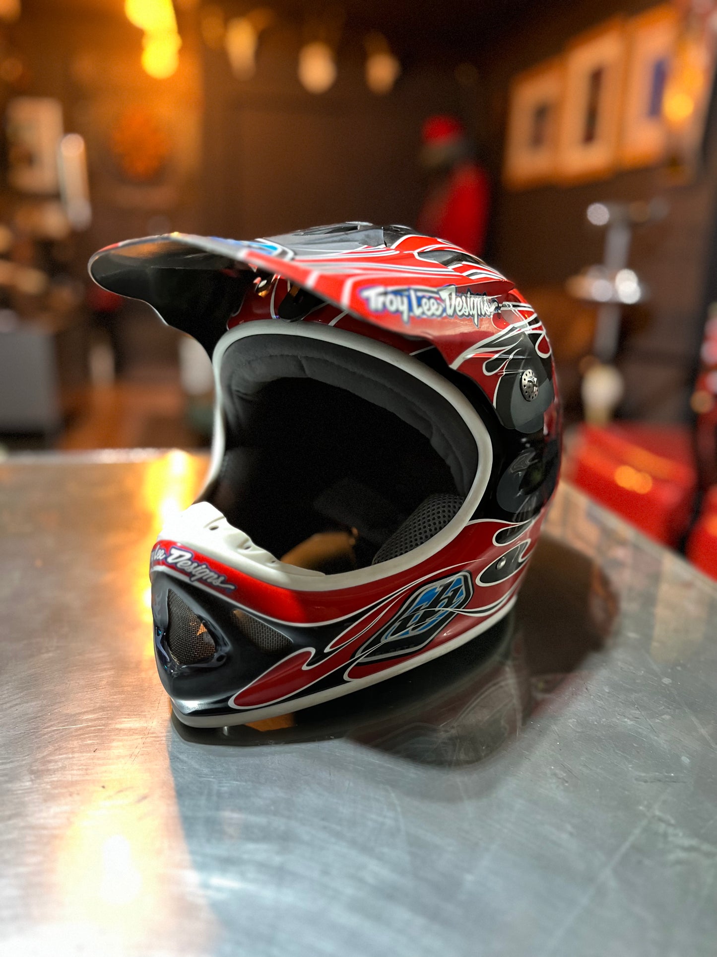 Troy Lee Designs D2 carbon fiber bicycle race helmet