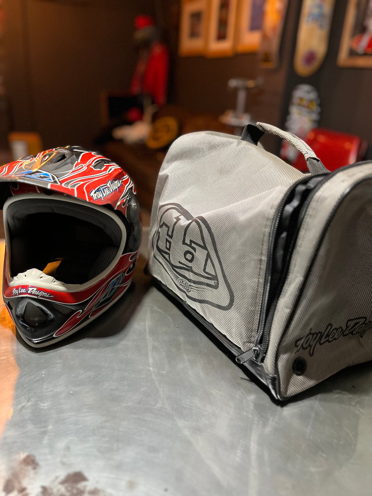 Troy Lee Designs D2 carbon fiber bicycle race helmet